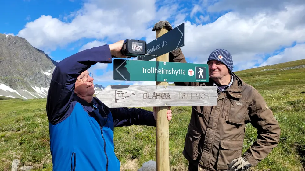 Montering av ny bru over Gravbekken i Trollheimen.