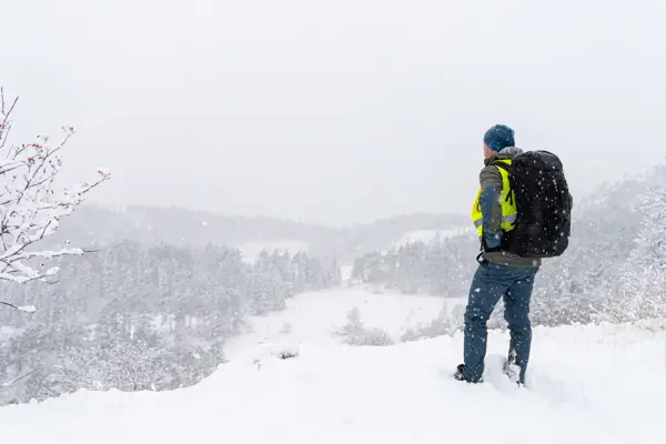 Mann ser utover snødekt landskap i Bergen.