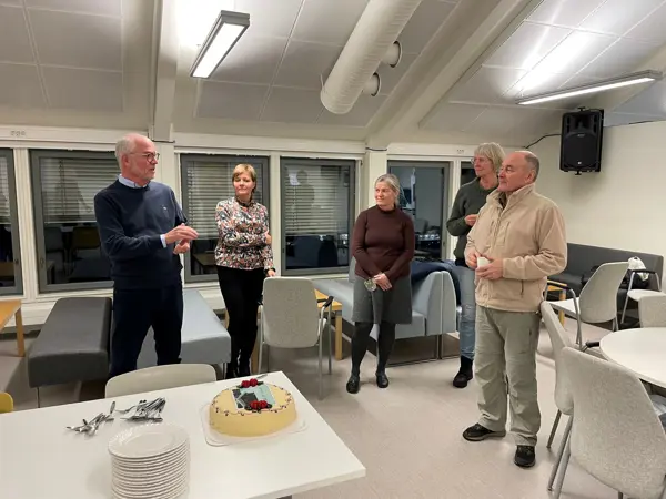 Gruppe mennesker og bord med bløtkake