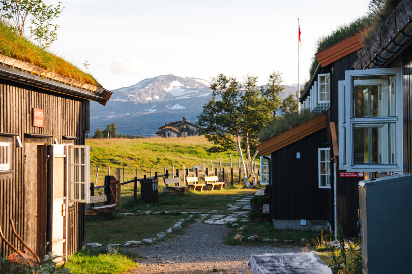 Utsiden mellom to brune hyttebygninger
