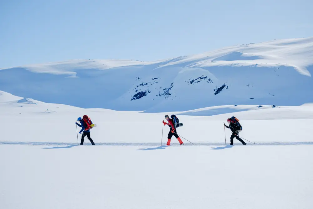 Mennesker på skitur med sekk på ryggen