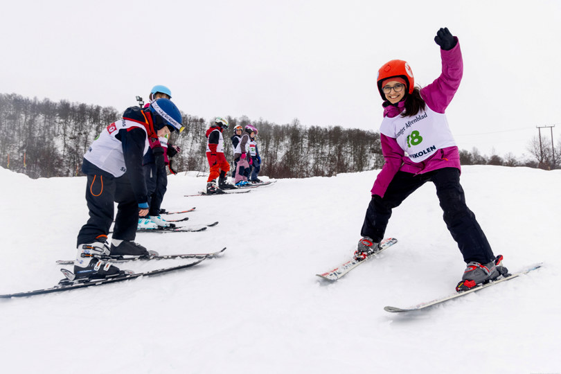 Barn på slalom som smiler og har det gøy på Skiskolen.