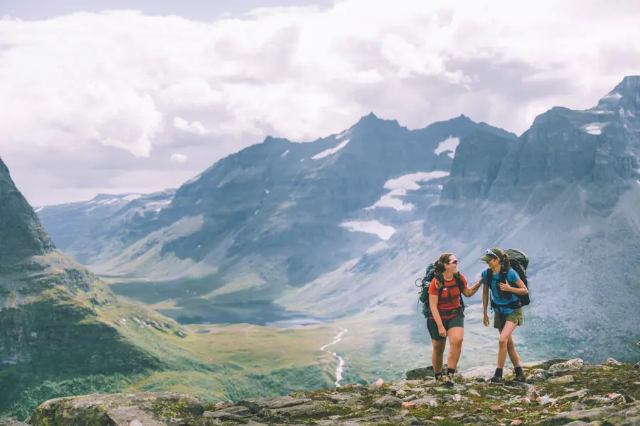 To damer på tur i vakkert fjellandskap