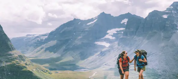 To damer på tur i vakkert fjellandskap