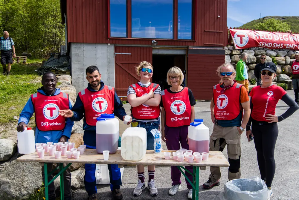 Bilder fra 7-nutsturen 2022, fra Dale til Gramstad over sju topper. Frivillig, dugnad, drikkestasjon på Gramstad.