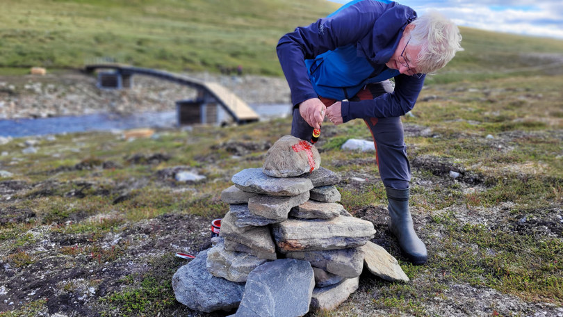 Montering av ny bru over Gravbekken i Trollheimen.