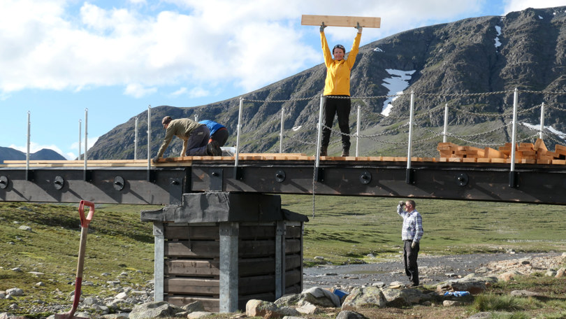 Montering av ny bru over Gravbekken i Trollheimen.