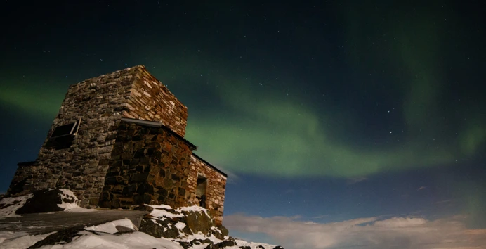 Natt på nordlysobservatoriet på Haldi Sukkertoppen i Alta