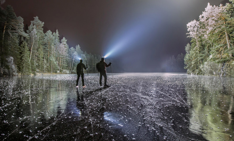 Skøyteløpere på Søndre Krokvann i Østmarka. For meg er det ikke skikkelig høst før jeg får gått på turskøyter på speilblank stålis i Oslomarka. Sesongen kan være kort så det gjelder å være rask når isen er blitt tykk nok.