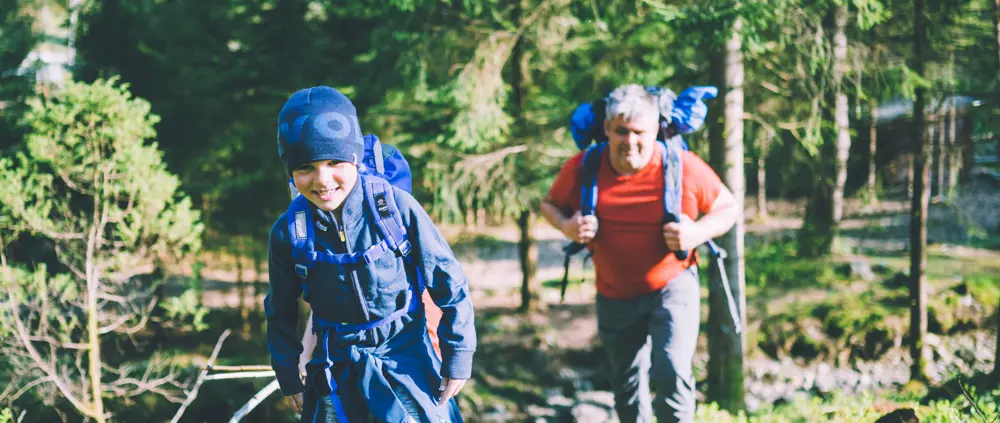 Far og sønn på skogstur