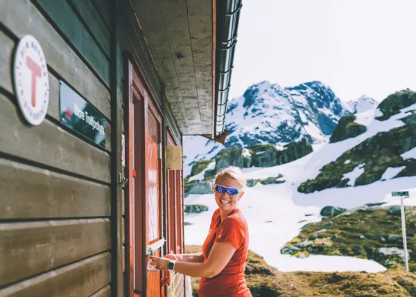 Nydelige Trollfjordhytta ligger på grensen mellom Vesterålen og Lofoten. Turen opp til hytta går fra Austpollen innerst i Trollfjorden.