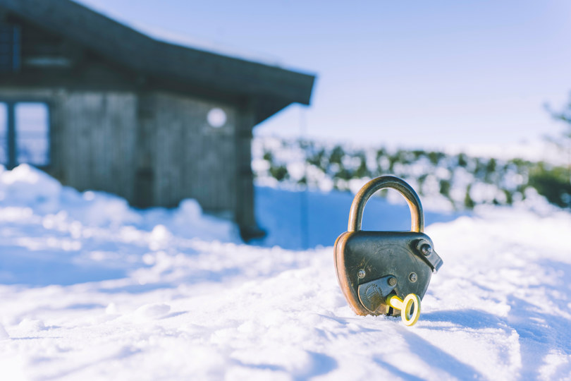 DNT-lås med nøkkel i snø. 