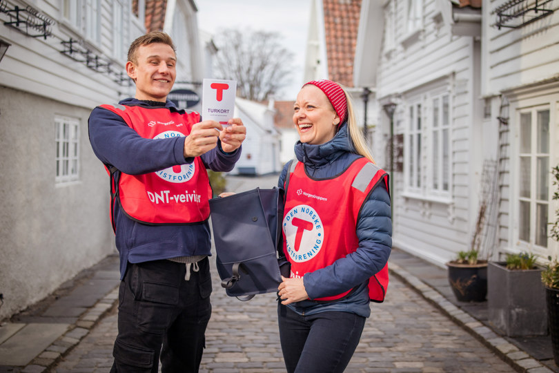 Trekning av turkort-konkurransen for 52 hverdagsturer 2022. Torkel B. Reinertsen og Agnethe Larsen på bildet.