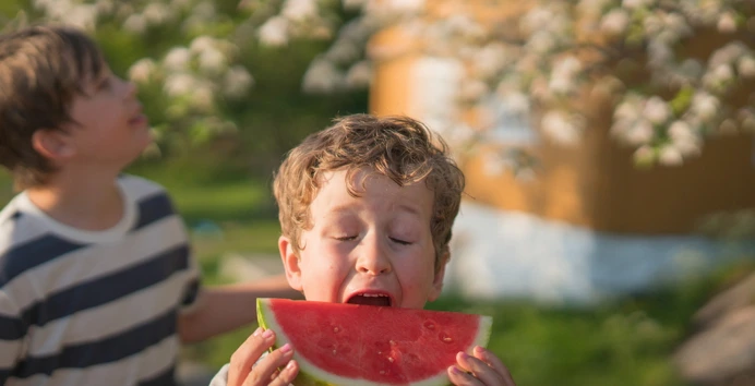Barn spiser melon