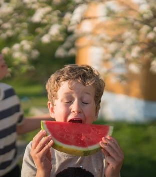 Barn spiser melon
