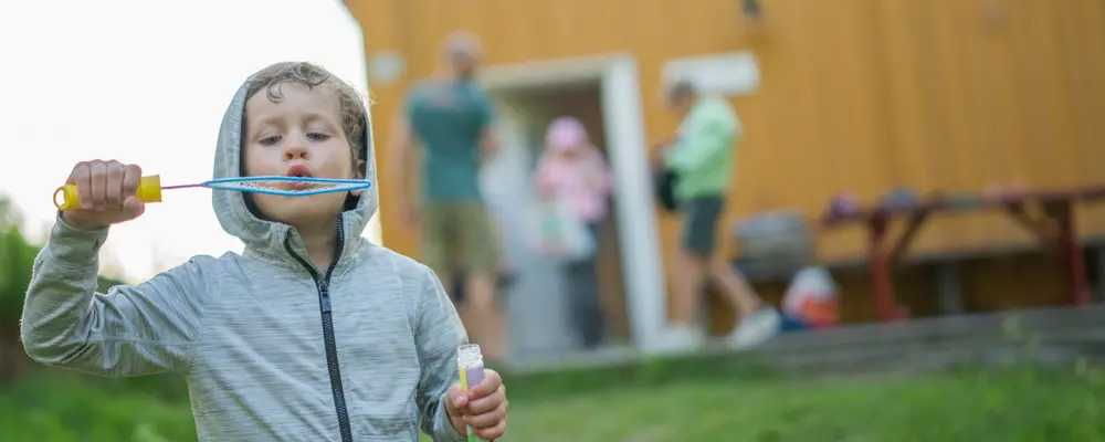 Barn blåser såpebobler