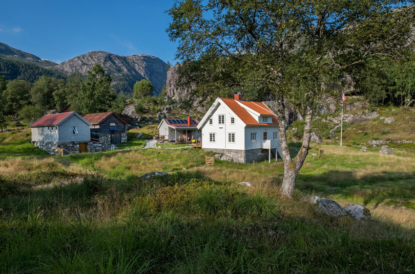 Bakken gård i Lysefjorden, gård i vakker natur. 