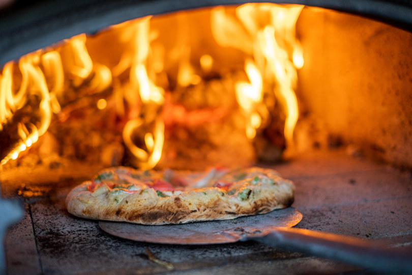 Pizzabaking på Bakken gard i Lysefjorden, pizza, pizzaovn. Stian Haga på bildene.