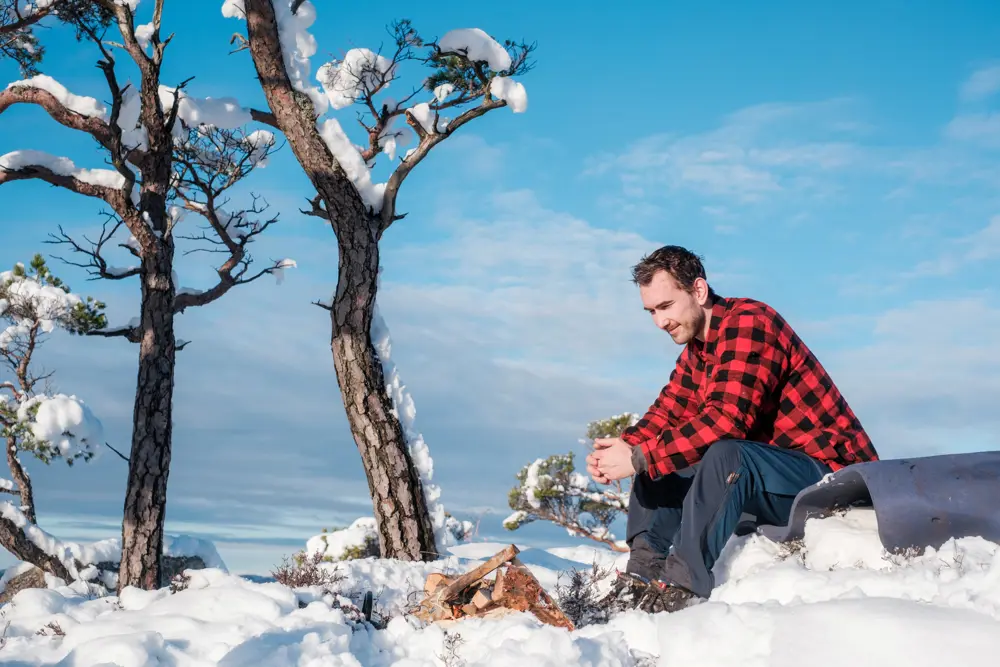 Båltur til området ovenfor Botne, Jørpelandsheiene. Snø, nysnø, vinter. Kjartan Tjøstheim Aakre på bildet.