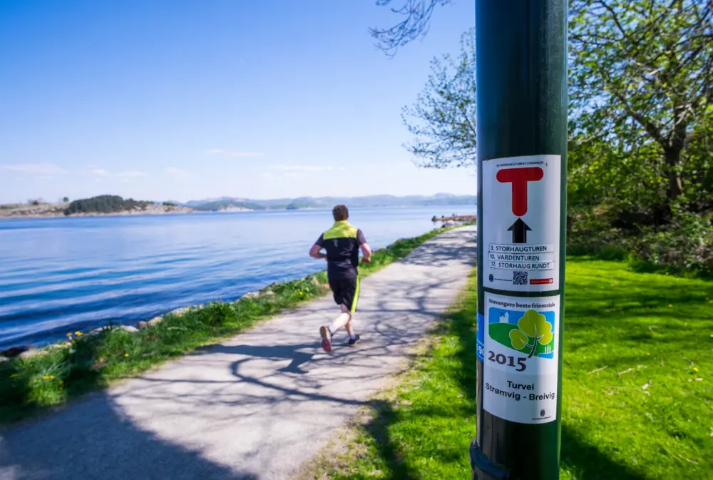 52 hverdagsturer i Stavanger. Tur nr 3. Storhaugturen. Sommer, bading, solskinn. 