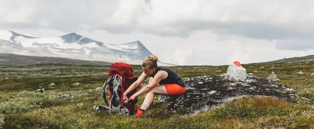 Fjellreporter Line Hårklau tar en pause på vei fra Lønsstua til Midtistua.