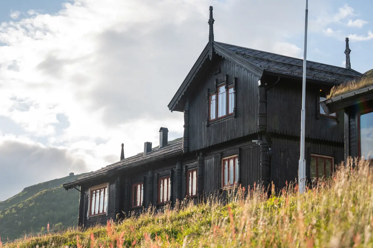 Eksteriørbilder fra Haukeliseter fjellstue sommeren 2022.