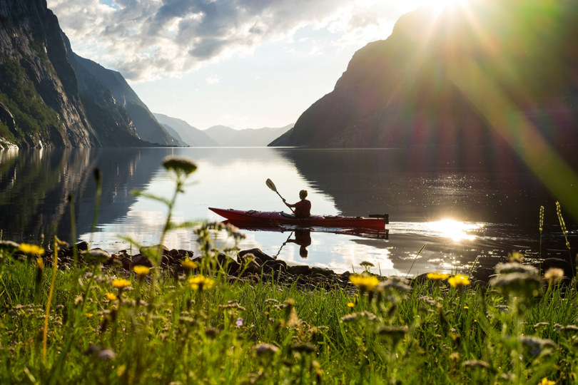 Kajakkpadling i solnedgang, Lysebotn, Lysefjorden. Tonje Fjågesund på bildene.