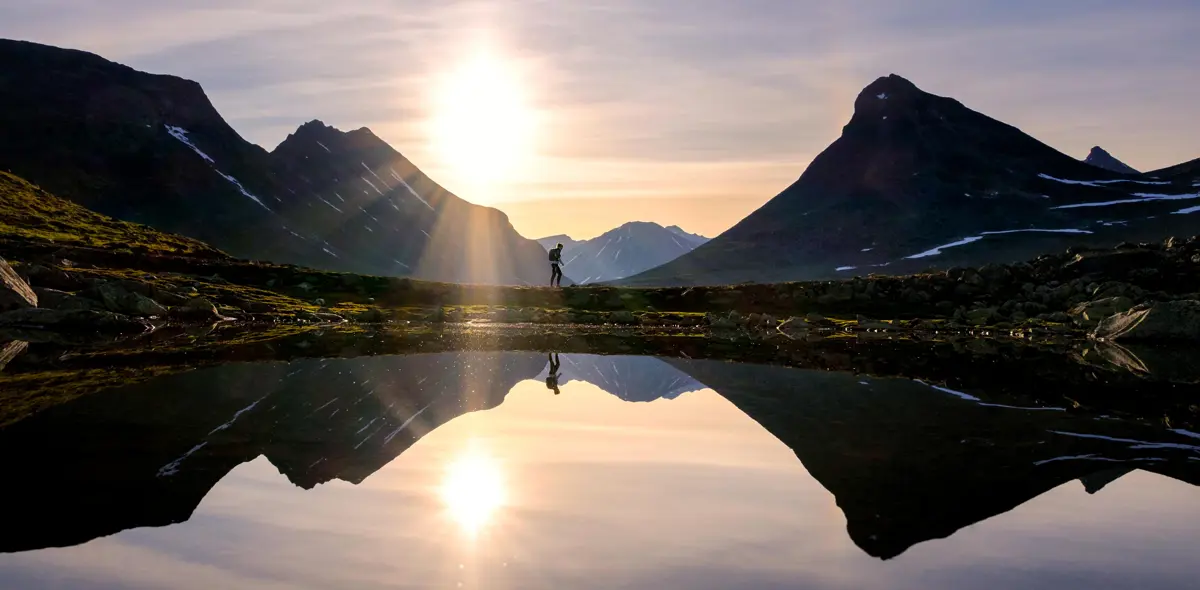 Leirvassbu med utsikt mot soloppgangen og kyrkja. @ca.pedersen Finalist i DNTs fotokonkurranse 2022. 