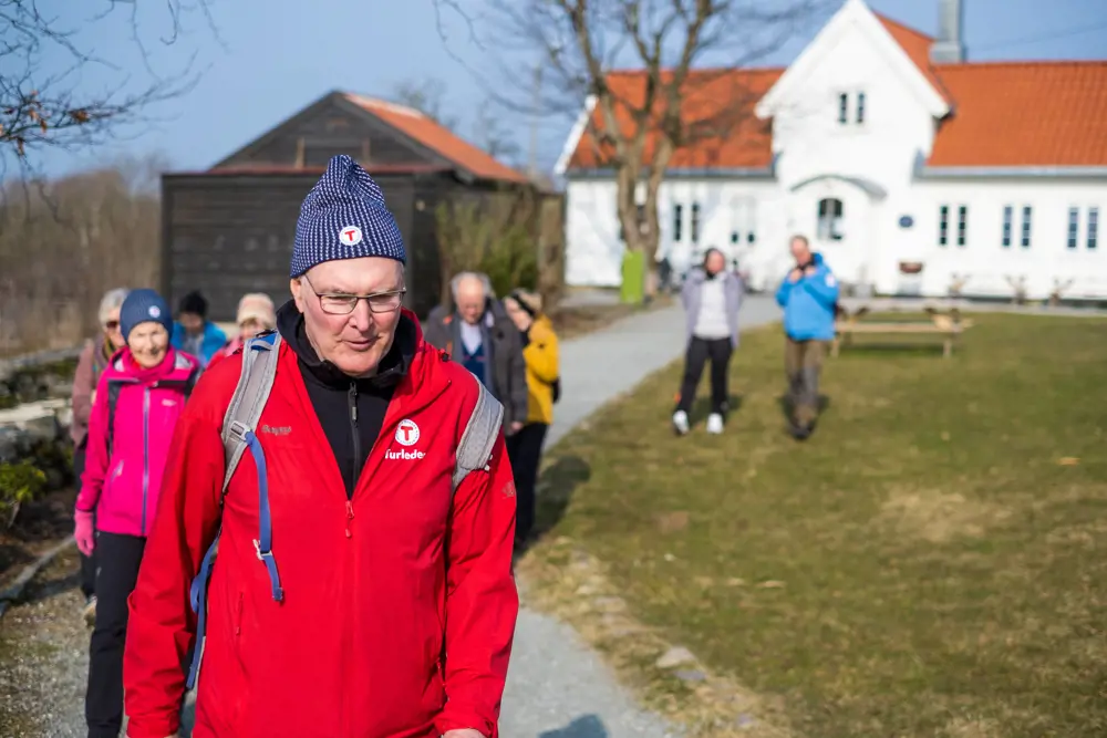 Turkafe på Byhaugen i Stavanger. Nærtur, folkehelse, senior, 60+. Turleder Jan B. Knudsen leder an fra starten ved Byhaugkafeen.