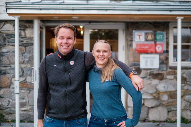 Ansatte på Tursenteret i Stavanger. Christian Lønseth og Hilde Iren Torgersen utenfor det nye Tursenteret.