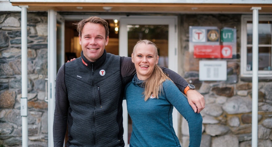Ansatte på Tursenteret i Stavanger. Christian Lønseth og Hilde Iren Torgersen utenfor det nye Tursenteret.