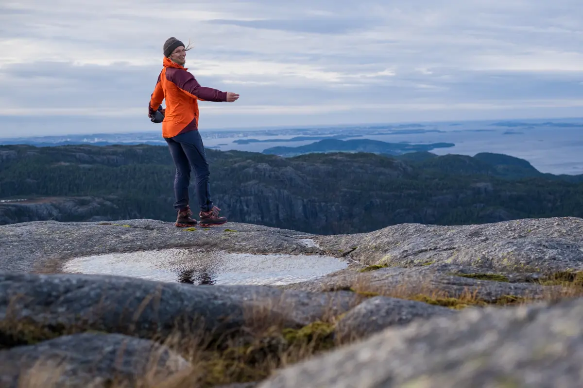 Vindfullt på topptur i Jørpelandsheiene. Fra Grisen med utsikt mot Stavanger og Ryfylkefjordene. Mari Stephansen på bildet.