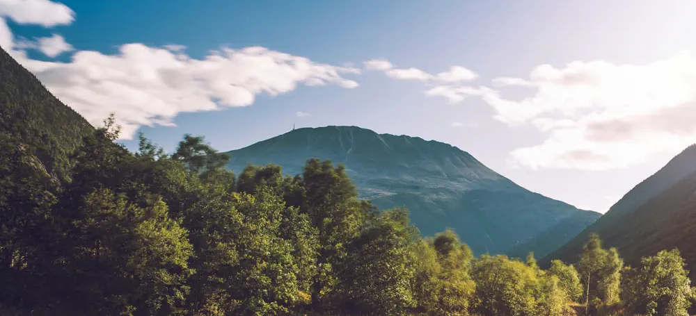 Fjell i vakkert landskap