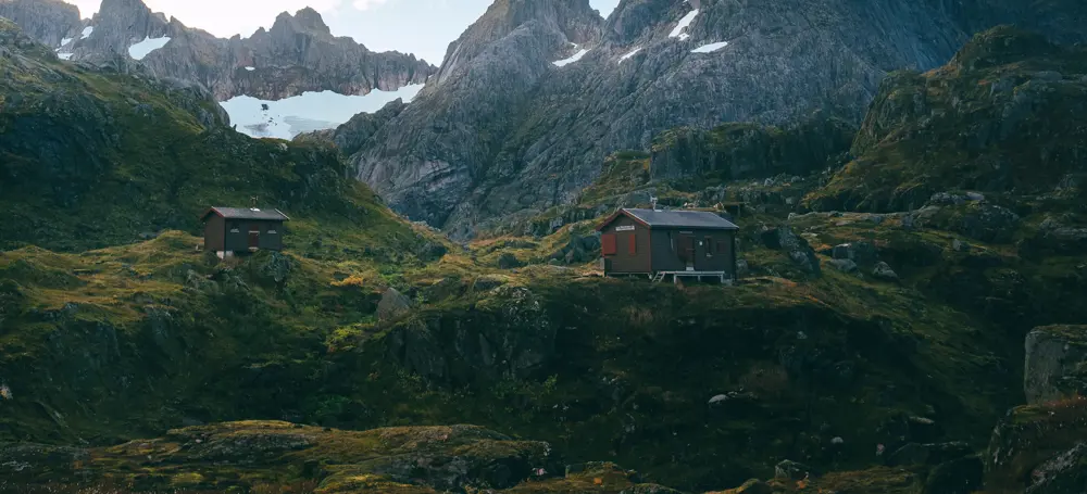 Hytte mellom høye fjell