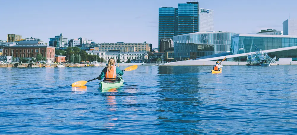 kajakkpadlere foran operaen i Oslo
