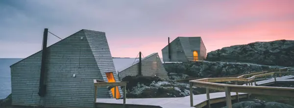 Flokehyttene i solnedgang