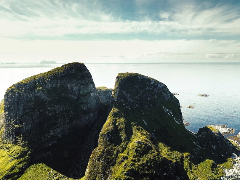 Grønnkledte klipper ute mot havet.