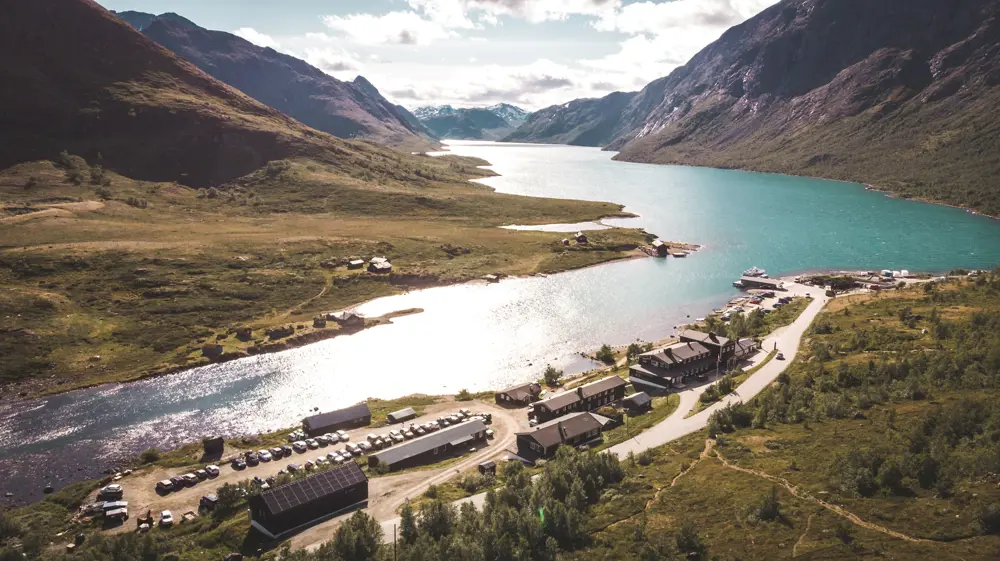 Gjendesheim
En hytte på Omveien - den nye langruta fra Lillehammer i øst til Sognefjorden i vest, en rute hvor man krysser Fjell-Norge på tvers og får oppleve det mest spektakulære landet har å by på.