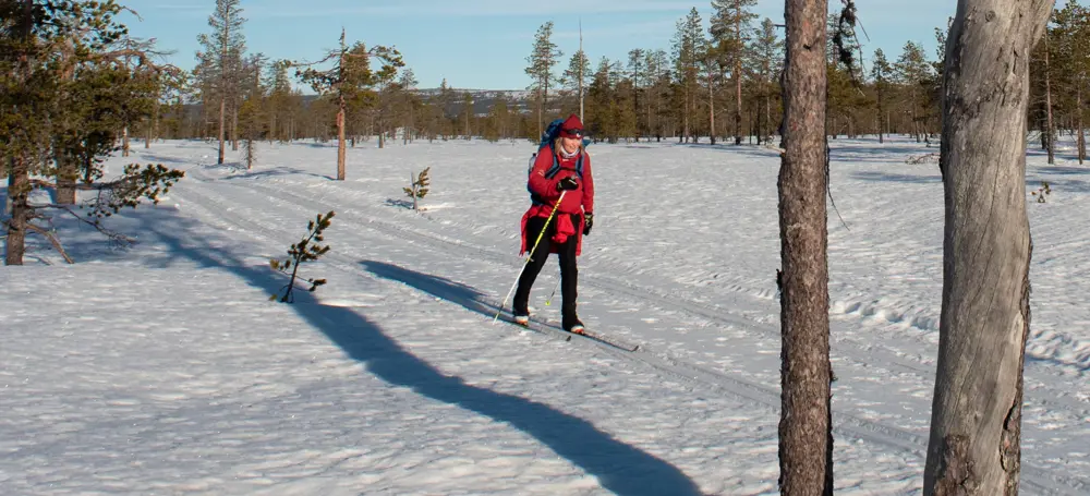 person på ski på vidde