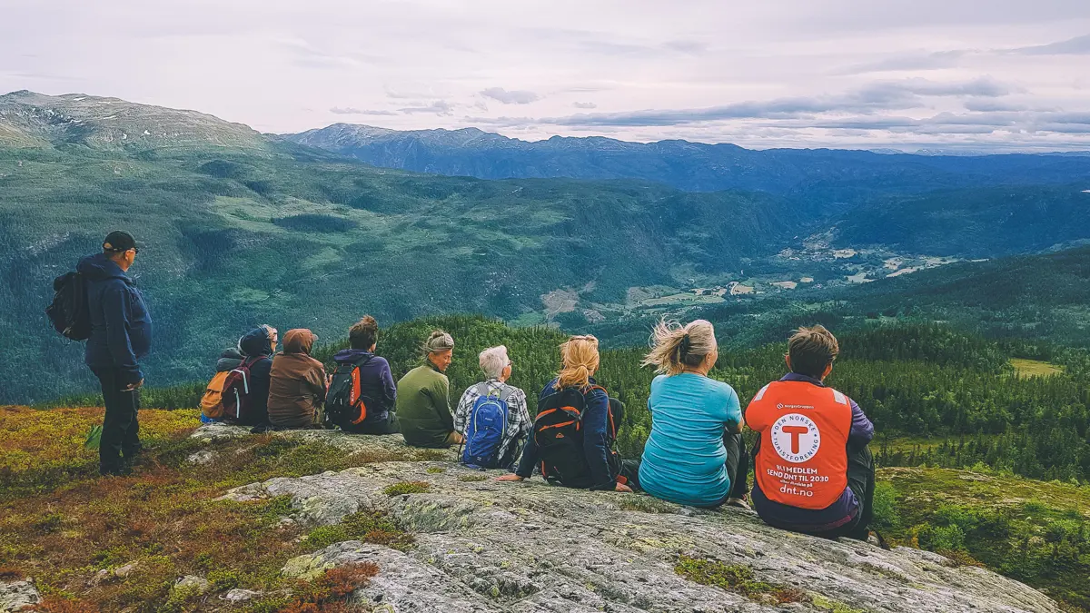 Mennesker sitter og ser utover utsikt