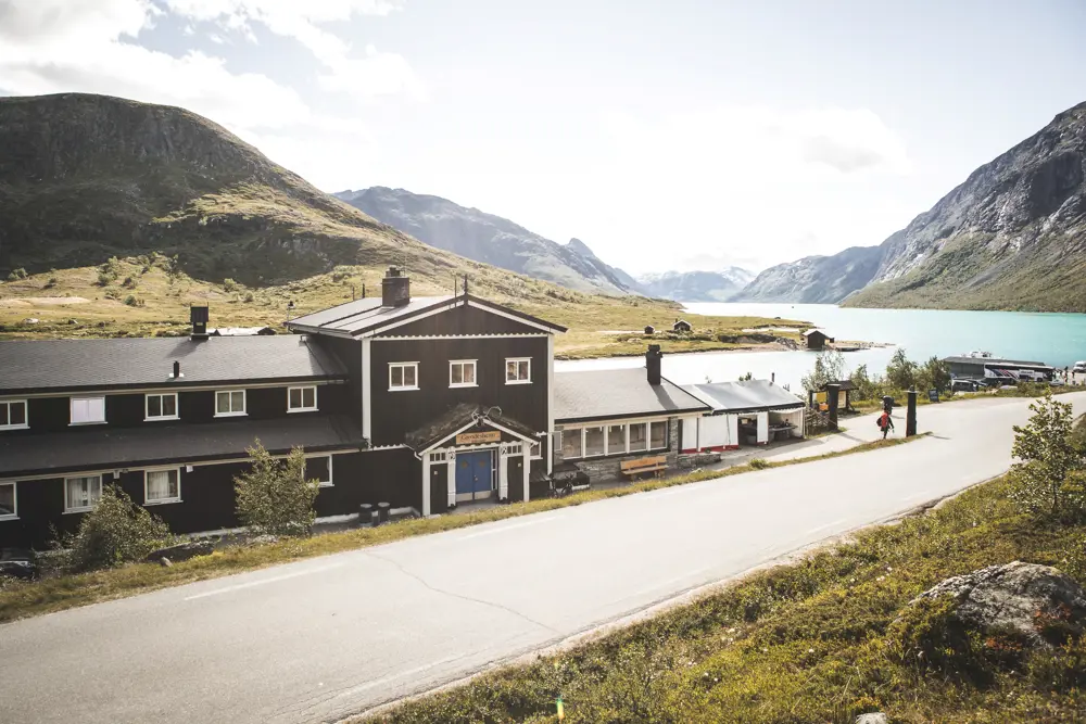 Gjendesheim
En hytte på Omveien - den nye langruta fra Lillehammer i øst til Sognefjorden i vest, en rute hvor man krysser Fjell-Norge på tvers og får oppleve det mest spektakulære landet har å by på.