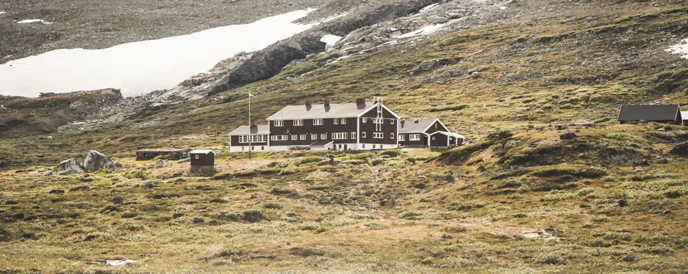 Glitterheim
En hytte på Omveien - den nye langruta fra Lillehammer i øst til Sognefjorden i vest, en rute hvor man krysser Fjell-Norge på tvers og får oppleve det mest spektakulære landet har å by på.