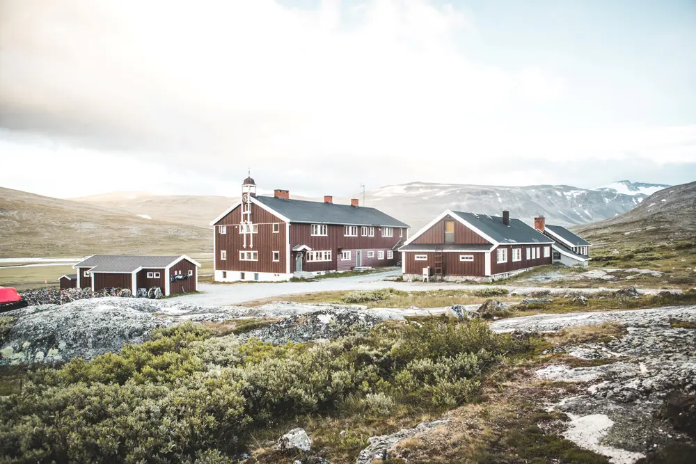En hytte på Omveien - den nye langruta fra Lillehammer i øst til Sognefjorden i vest, en rute hvor man krysser Fjell-Norge på tvers og får oppleve det mest spektakulære landet har å by på.