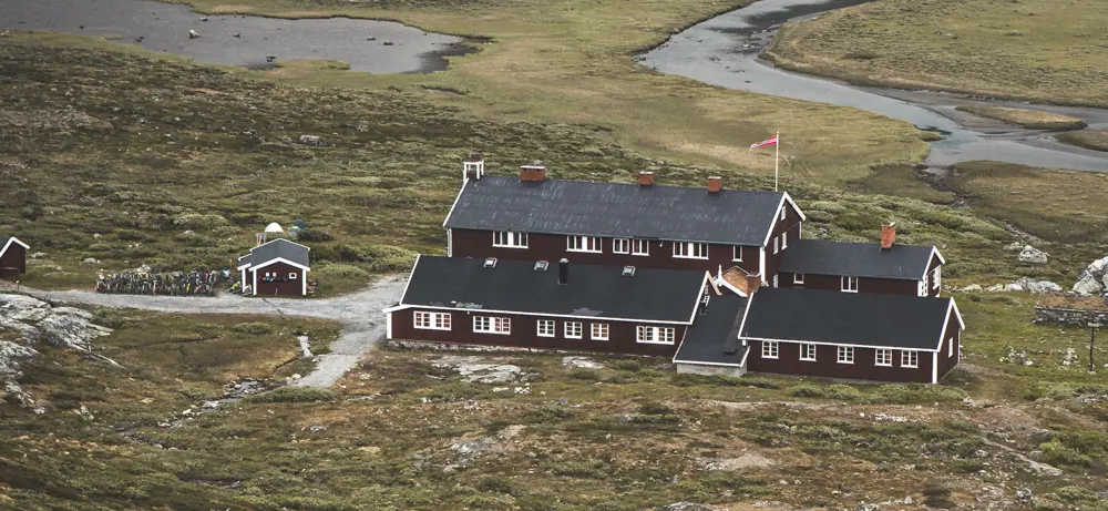 Glitterheim
En hytte på Omveien - den nye langruta fra Lillehammer i øst til Sognefjorden i vest, en rute hvor man krysser Fjell-Norge på tvers og får oppleve det mest spektakulære landet har å by på.