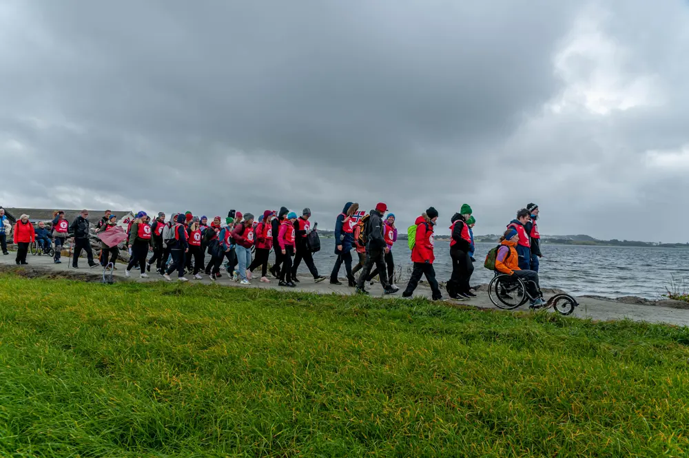Hverdagstur med Sarah Louise Rung ved Madlasandnes under mobilitetsuken i 2020. Elever fra Bergeland Videregående skole er med på turen.