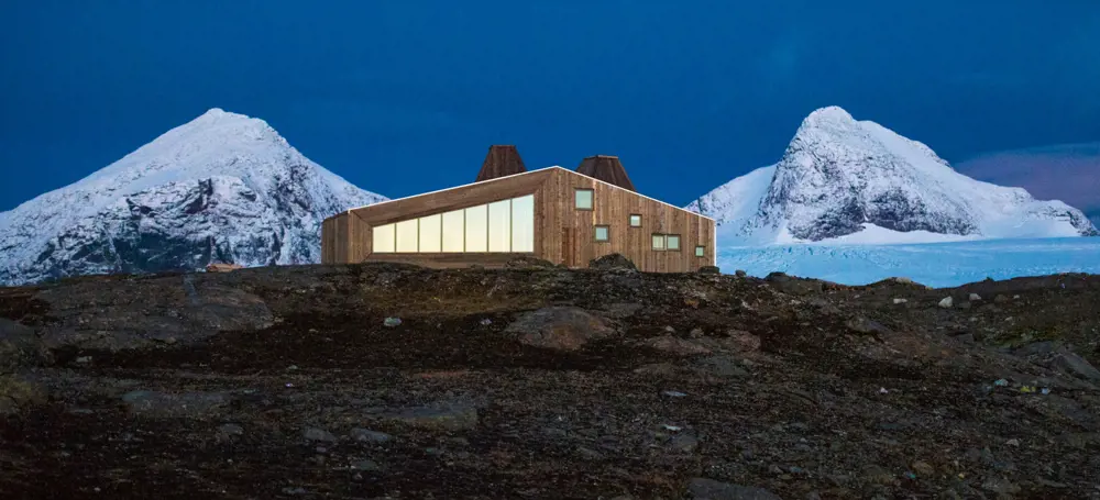 Moderne hytte i fjellandskap