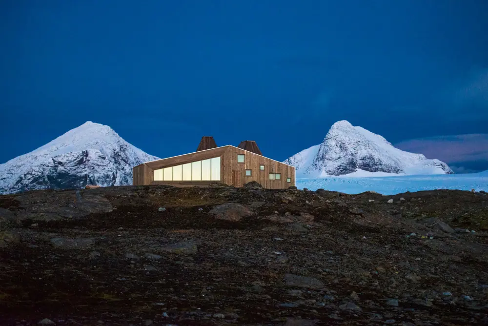 Moderne hytte i fjellandskap - natt