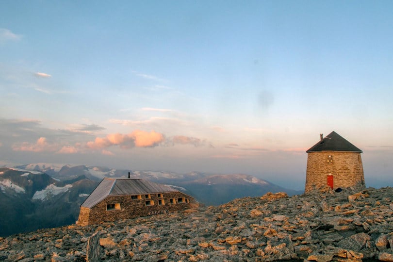 Skålatårnet og Skålabu på Skåla, september 2018.