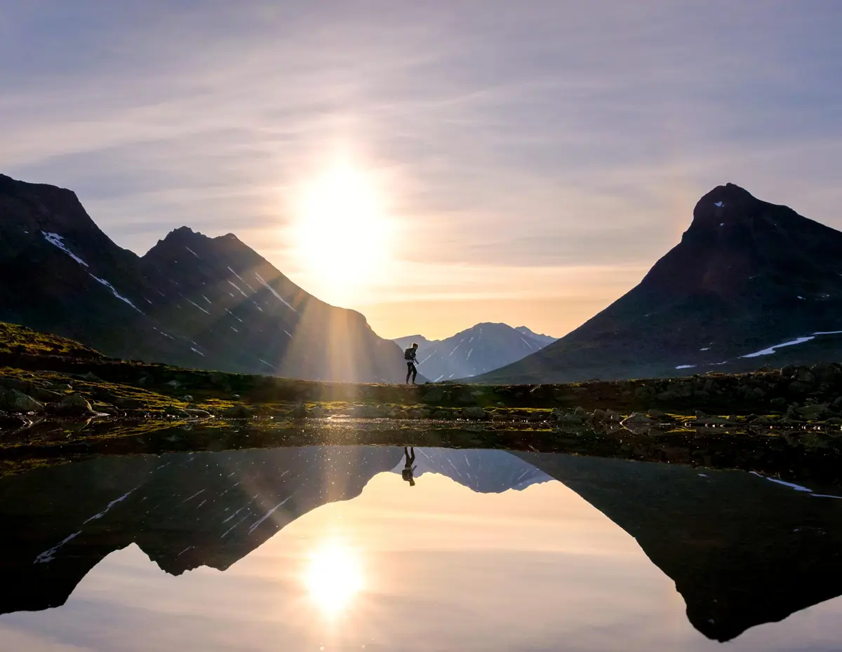 Leirvassbu med utsikt mot soloppgangen og kyrkja. @ca.pedersen Finalist i DNTs fotokonkurranse 2022.