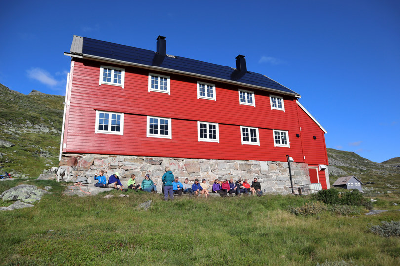 Fra tur til Stavali opp Husedalen 27. august 2022 med samarbeidsparntere og æresmedlemmer. Markering av at hytten er renovert og har fått 43 nye solcellepaneler 80 år etter at den sto ferdig.